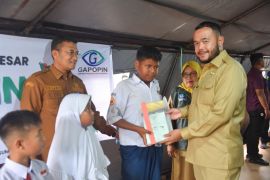 Wali Kota Padang serahkan seragam dan alat tulis gratis untuk ribuan pelajar terdampak banjir bandang