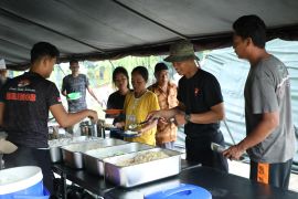 Brimob Sumut sediakan dapur lapangan untuk korban banjir di Langkat