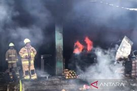 95 personel damkar padamkan kebakaran Pasar Induk Kramat Jati