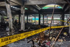 Puslabfor Polri olah TKP pascakebakaran Pasar Induk Kramat Jati