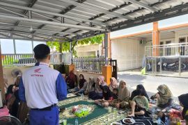 Ibu-Ibu arisan komplek tak luput #Cari_aman bersama Asmo Kalbar