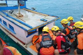 Tim SAR gabungan Pangkalpinang evakuasi nelayan meninggal di kapal
