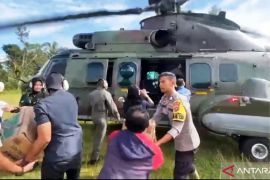 TNI AU kerahkan heli antar logistik ke lokasi bencana di Sumbar