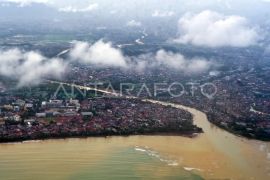 Aliran sungai berubah akibat banjir bandang di Padang Page 3 Small