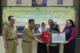 Pemkab Madiun berangkatkan satu KK bertransmigrasi ke Sidrap Sulsel