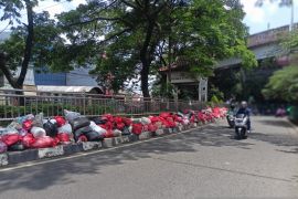 Pemkot Tangsel mulai angkut tumpukan sampah dari bahu jalan