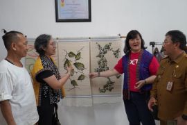 UK Petra dampingi penenun jombang buat tirai tenun