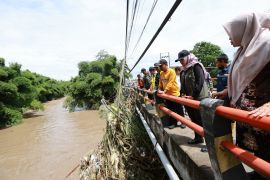 Bupati Banyuwangi instruksikan penanganan sampah pascabanjir