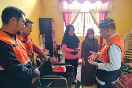 Baznas Agam salurkan kursi roda-tongkat ke korban bencana alam