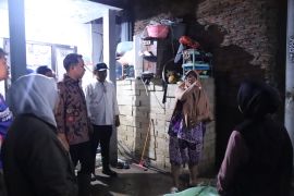 Bupati Jember turun ke lokasi banjir sambil distribusikan sembako