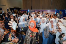 Khofifah tegaskan AI tak bisa ganti peran guru bentuk karakter pelajar