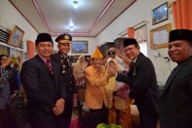 Veteran Payakumbuh terharu disambangi Wako Zulmaeta di Hari Pahlawan