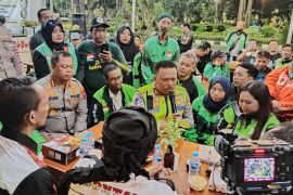 Kakorlantas ngopi bareng pengemudi ojek daring di Surabaya