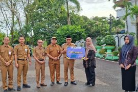 Ikut Makan Paliat Bersama, Novita terima hadiah umroh