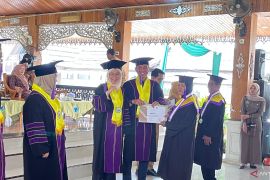 Ratusan lansia di Batang Hari mengikut wisuda akbar