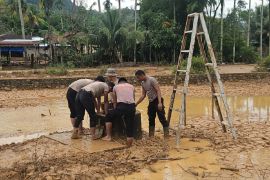 Brimob Sumut bersihkan sumur di Tapanuli Tengah guna kebutuhan warga