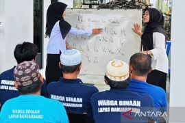 Magang Kemnaker ajarkan baca tulis warga binaan Lapas Banjarbaru