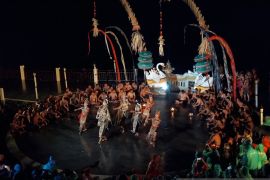 Penari asal Palangka Raya tampil memukau bersama pertunjukan Tari Kecak di Bali