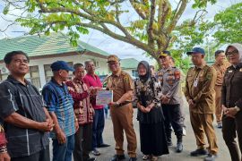 Petani milenial Tabalong terima bantuan alsintan