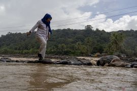 Menerobos keterisolasian demi mengobati penyintas banjir bandang