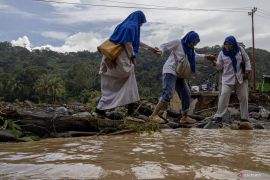 Dokter ungkap penyintas banjir Kota Padang mulai alami ISPA