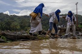 Dedikasi tanpa henti demi mengobati pengungsi banjir bandang
