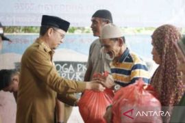 Pemkab Bangka Tengah salurkan bantuan sosial warga terdampak banjir rob