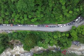 Uji coba jalan akses Padang - Bukittinggi yang terdampak banjir