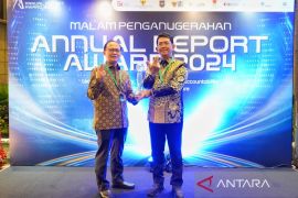 Bank Jatim dinobatkan BUMD Go Publik Keuangan