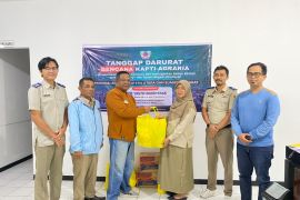 Kepala Kantor Pertanahan Kabupaten Pasaman salurkan bantuan ke pegawai terdampak banjir-tanah longsor