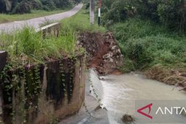 Bangka perbaiki talut jembatan penghubung rusak akibat banjir