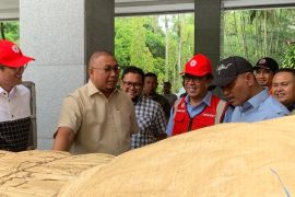 PT Semen Padang kirim 1.000 dumbag ke Solok, perkuat penanganan pascabanjir bandang