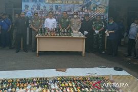 Satpol PP Cianjur musnahkan ribuan botol miras dan rokok ilegal