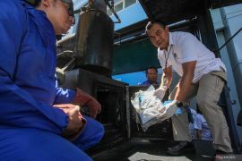 Pemusnahan barang bukti ganja di BNNP Jawa Timur