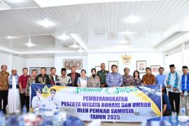 Bupati Samosir dan Wabup berangkatkan ibadah rohani dan umroh tokoh agama ke Yerusalem dan Mekkah