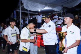 Antap FC juara I Bupati CupIII, Bupati Samosir serahkan piala bergilir