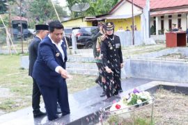 Bupati Samosir inspektur upacara Hari Pahlawan, kenang jasa pahlawan lewat ziarah tabur bunga di Sidamdam