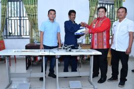 Bupati Samosir serahkan bantuan atensi penyandang disabilitas