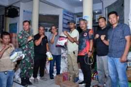Bantuan bencana alam dari Samosir sampai di Tapteng dan Sibolga dan telah didistribusikan