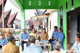 Dua korban kebakaran Sidajimulai bangun rumah, Pemkab Samosir salurkan bantuan material