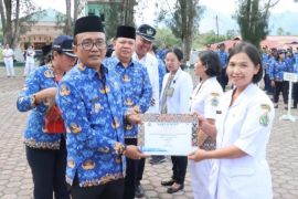 Wakil Bupati Samosir serahkan penghargaan bidang kesehatan pada peringatan HKN ke -61