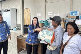 Pemkot Palu dan BNI berikan paket sembako kepada 100 tenaga kebersihan