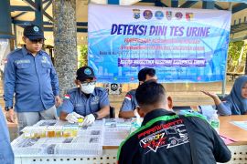 BNNK Tuban tes urine sopir angkutan jelang Nataru