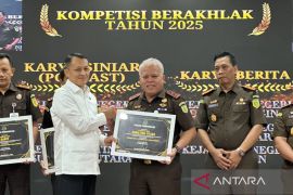 Kejati Sumut raih penghargaan kompetisi Satker BerAKHLAK 2025