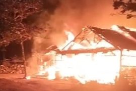 Seorang warga Kapuas terluka bakar saat warungnya dilalap api