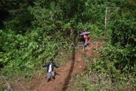 Jalan putus total di Batu Busuk Padang Page 3 Small