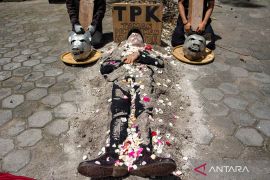 Seniman sikapi maraknya korupsi dan eksploitasi alam melalui aksi teatrikal di Bandung