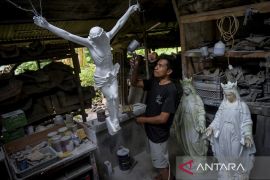 Produksi patung rohani jelang Natal