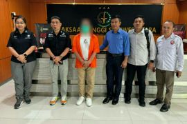 Polda serahkan tersangka dugaan korupsi dana lidik-sidik ke Kejati