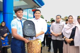 6.434 siswa baru di Bintan terima bantuan seragam sekolah gratis
